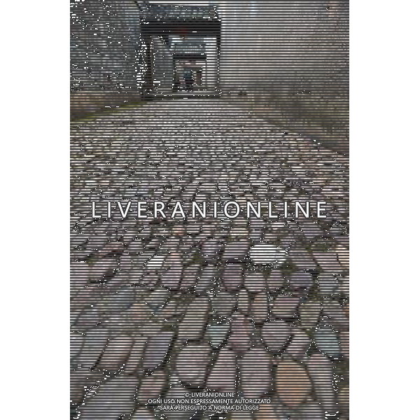 (121122) -- GANZHOU, Nov. 22, 2012 () -- Photo taken on Nov. 20, 2012 shows the road paved by cobbles inside a walled village in Xinwei Village of Longnan County in Ganzhou City, east China\'s Jiangxi Province. The Gannan (southern Jiangxi Province) Hakka walled villages, a special architectural type, was included into China\'s World Cultural Heritage Tentative List on Nov. 17, 2012. The whole structure of the building resembles a small fortified city, containing halls, storehouses and living areas. It is regarded as the \'cradle of Hakka\'. According to official statistics, there are over 600 such buildings in Gannan at present. (/Song Zhenping) (mp) ©photoshot/AGENZIA ALDO LIVERANI SAS - ITALY ONLY - Il vecchio villaggio di Xinwei di Longnan County a Ganzhou City, a est della Cina provincia di Jiangxi, con un particolare tipo di architettura, e\' stato inserito nella lista del Patrimonio Culturale della Cina provvisorio il 17 novembre 2012