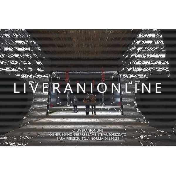 (121122) -- GANZHOU, Nov. 22, 2012 () -- Visitors travel around the ancestral hall of a walled village in Xinwei Village of Longnan County in Ganzhou City, east China\'s Jiangxi Province, Nov. 20, 2012. The Gannan (southern Jiangxi Province) Hakka walled villages, a special architectural type, was included into China\'s World Cultural Heritage Tentative List on Nov. 17, 2012. The whole structure of the building resembles a small fortified city, containing halls, storehouses and living areas. It is regarded as the \'cradle of Hakka\'. According to official statistics, there are over 600 such buildings in Gannan at present. (/Song Zhenping) (mp) ©photoshot/AGENZIA ALDO LIVERANI SAS - ITALY ONLY - Il vecchio villaggio di Xinwei di Longnan County a Ganzhou City, a est della Cina provincia di Jiangxi, con un particolare tipo di architettura, e\' stato inserito nella lista del Patrimonio Culturale della Cina provvisorio il 17 novembre 2012