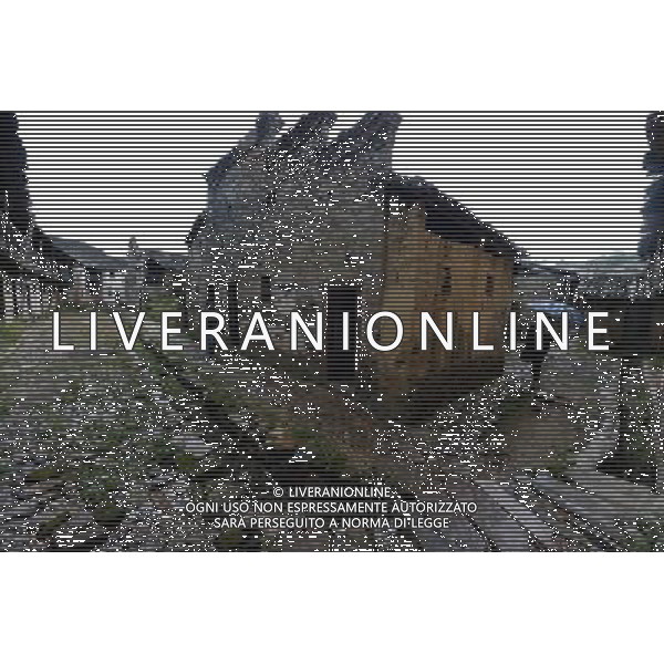 (121122) -- GANZHOU, Nov. 22, 2012 () -- Photo taken on Nov. 21, 2012 shows the interior view of a walled village in Yangcun Town of Longnan County in Ganzhou City, east China\'s Jiangxi Province. The Gannan (southern Jiangxi Province) Hakka walled villages, a special architectural type, was included into China\'s World Cultural Heritage Tentative List on Nov. 17, 2012. The whole structure of the building resembles a small fortified city, containing halls, storehouses and living areas. It is regarded as the \'cradle of Hakka\'. According to official statistics, there are over 600 such buildings in Gannan at present. (/Song Zhenping) (mp) ©photoshot/AGENZIA ALDO LIVERANI SAS - ITALY ONLY - Il vecchio villaggio di Xinwei di Longnan County a Ganzhou City, a est della Cina provincia di Jiangxi, con un particolare tipo di architettura, e\' stato inserito nella lista del Patrimonio Culturale della Cina provvisorio il 17 novembre 2012