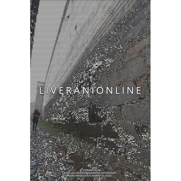 (121122) -- GANZHOU, Nov. 22, 2012 () -- Photo taken on Nov. 21, 2012 shows the outer walls of a walled village in Yangcun Village of Longnan County in Ganzhou City, east China\'s Jiangxi Province. The Gannan (southern Jiangxi Province) Hakka walled villages, a special architectural type, was included into China\'s World Cultural Heritage Tentative List on Nov. 17, 2012. The whole structure of the building resembles a small fortified city, containing halls, storehouses and living areas. It is regarded as the \'cradle of Hakka\'. According to official statistics, there are over 600 such buildings in Gannan at present. (/Song Zhenping) (mp) ©photoshot/AGENZIA ALDO LIVERANI SAS - ITALY ONLY - Il vecchio villaggio di Xinwei di Longnan County a Ganzhou City, a est della Cina provincia di Jiangxi, con un particolare tipo di architettura, e\' stato inserito nella lista del Patrimonio Culturale della Cina provvisorio il 17 novembre 2012