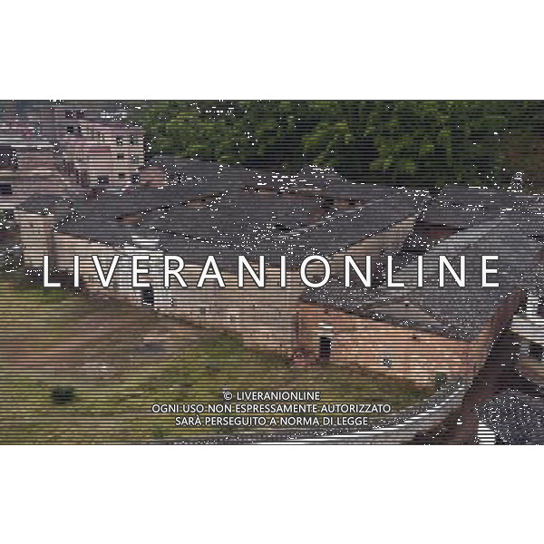 (121122) -- GANZHOU, Nov. 22, 2012 () -- Photo taken on Nov. 22, 2012 shows a walled village in Chebu Village of Dingnan County in Ganzhou City, east China\'s Jiangxi Province. This clay building was built in 1786, covering an area of 1,300 square meters. The Gannan (southern Jiangxi Province) Hakka walled villages, a special architectural type, was included into China\'s World Cultural Heritage Tentative List on Nov. 17, 2012. The whole structure of the building resembles a small fortified city, containing halls, storehouses and living areas. It is regarded as the \'cradle of Hakka\'. According to official statistics, there are over 600 such buildings in Gannan at present. (/Song Zhenping) (mp) ©photoshot/AGENZIA ALDO LIVERANI SAS - ITALY ONLY - Il vecchio villaggio di Xinwei di Longnan County a Ganzhou City, a est della Cina provincia di Jiangxi, con un particolare tipo di architettura, e\' stato inserito nella lista del Patrimonio Culturale della Cina provvisorio il 17 novembre 2012