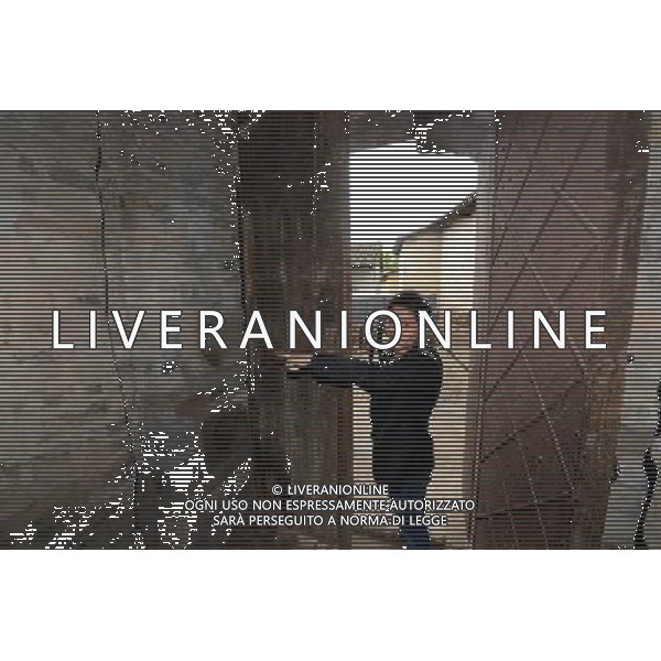 (121122) -- GANZHOU, Nov. 22, 2012 () -- A man introduces the structure of the gate of a walled village in Yangcun Village of Longnan County in Ganzhou City, east China\'s Jiangxi Province, Nov. 21, 2012. The Gannan (southern Jiangxi Province) Hakka walled villages, a special architectural type, was included into China\'s World Cultural Heritage Tentative List on Nov. 17, 2012. The whole structure of the building resembles a small fortified city, containing halls, storehouses and living areas. It is regarded as the \'cradle of Hakka\'. According to official statistics, there are over 600 such buildings in Gannan at present. (/Song Zhenping) (mp) ©photoshot/AGENZIA ALDO LIVERANI SAS - ITALY ONLY - Il vecchio villaggio di Xinwei di Longnan County a Ganzhou City, a est della Cina provincia di Jiangxi, con un particolare tipo di architettura, e\' stato inserito nella lista del Patrimonio Culturale della Cina provvisorio il 17 novembre 2012