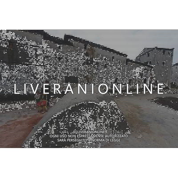 (121122) -- GANZHOU, Nov. 22, 2012 () -- Photo taken on Nov. 21, 2012 shows the exterior view of a walled village in Yangcun Town of Longnan County in Ganzhou City, east China\'s Jiangxi Province. This clay building has a history of over 390 years, covering an area of 4,500 square meters. It enjoys strong defense capability for its solid walls. The Gannan (southern Jiangxi Province) Hakka walled villages, a special architectural type, was included into China\'s World Cultural Heritage Tentative List on Nov. 17, 2012. The whole structure of the building resembles a small fortified city, containing halls, storehouses and living areas. It is regarded as the \'cradle of Hakka\'. According to official statistics, there are over 600 such buildings in Gannan at present. (/Song Zhenping) (mp) ©photoshot/AGENZIA ALDO LIVERANI SAS - ITALY ONLY - Il vecchio villaggio di Xinwei di Longnan County a Ganzhou City, a est della Cina provincia di Jiangxi, con un particolare tipo di architettura, e\' stato inserito nella lista del Patrimonio Culturale della Cina provvisorio il 17 novembre 2012