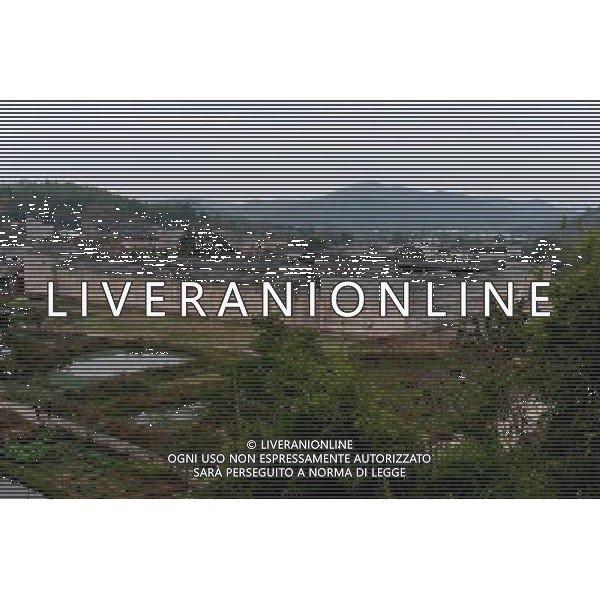 (121122) -- GANZHOU, Nov. 22, 2012 () -- Photo taken on Nov. 20, 2012 shows the exterior view of a walled village in Xinwei Village of Longnan County in Ganzhou City, east China\'s Jiangxi Province. This over 180-year-old clay building which took 29 years to finish has been the largest-scaled and best-preserved Hakka clay buildings in China so far. The Gannan (southern Jiangxi Province) Hakka walled villages, a special architectural type, was included into China\'s World Cultural Heritage Tentative List on Nov. 17, 2012. The whole structure of the building resembles a small fortified city, containing halls, storehouses and living areas. It is regarded as the \'cradle of Hakka\'. According to official statistics, there are over 600 such buildings in Gannan at present. (/Song Zhenping) (mp) ©photoshot/AGENZIA ALDO LIVERANI SAS - ITALY ONLY - Il vecchio villaggio di Xinwei di Longnan County a Ganzhou City, a est della Cina provincia di Jiangxi, con un particolare tipo di architettura, e\' stato inserito nella lista del Patrimonio Culturale della Cina provvisorio il 17 novembre 2012