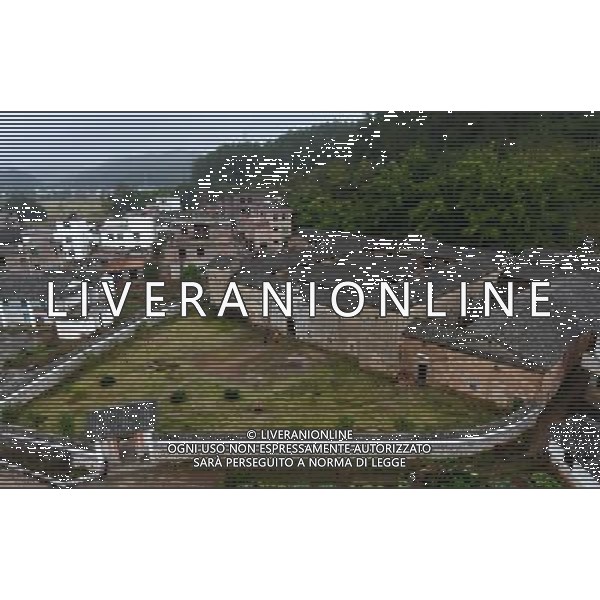 (121122) -- GANZHOU, Nov. 22, 2012 () -- Photo taken on Nov. 22, 2012 shows a walled village in Chebu Village of Dingnan County in Ganzhou City, east China\'s Jiangxi Province. This clay building was built in 1786, covering an area of 1,300 square meters. The Gannan (southern Jiangxi Province) Hakka walled villages, a special architectural type, was included into China\'s World Cultural Heritage Tentative List on Nov. 17, 2012. The whole structure of the building resembles a small fortified city, containing halls, storehouses and living areas. It is regarded as the \'cradle of Hakka\'. According to official statistics, there are over 600 such buildings in Gannan at present. (/Song Zhenping) (mp) ©photoshot/AGENZIA ALDO LIVERANI SAS - ITALY ONLY - Il vecchio villaggio di Xinwei di Longnan County a Ganzhou City, a est della Cina provincia di Jiangxi, con un particolare tipo di architettura, e\' stato inserito nella lista del Patrimonio Culturale della Cina provvisorio il 17 novembre 2012