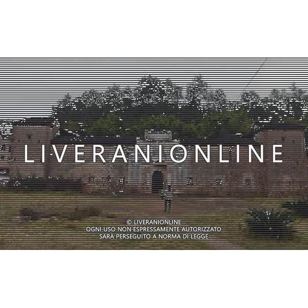 (121122) -- GANZHOU, Nov. 22, 2012 () -- Photo taken on Nov. 22, 2012 shows the exterior view of a walled village in Chebu Village of Dingnan County in Ganzhou City, east China\'s Jiangxi Province. This clay building was built in 1786, covering an area of 1,300 square meters. The Gannan (southern Jiangxi Province) Hakka walled villages, a special architectural type, was included into China\'s World Cultural Heritage Tentative List on Nov. 17, 2012. The whole structure of the building resembles a small fortified city, containing halls, storehouses and living areas. It is regarded as the \'cradle of Hakka\'. According to official statistics, there are over 600 such buildings in Gannan at present. (/Song Zhenping) (mp) ©photoshot/AGENZIA ALDO LIVERANI SAS - ITALY ONLY - Il vecchio villaggio di Xinwei di Longnan County a Ganzhou City, a est della Cina provincia di Jiangxi, con un particolare tipo di architettura, e\' stato inserito nella lista del Patrimonio Culturale della Cina provvisorio il 17 novembre 2012