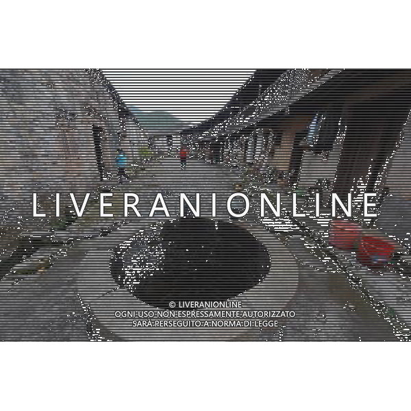 (121122) -- GANZHOU, Nov. 22, 2012 () -- Photo taken on Nov. 21, 2012 shows the well for daily use inside a walled village in Yangcun Town of Longnan County in Ganzhou City, east China\'s Jiangxi Province. The Gannan (southern Jiangxi Province) Hakka walled villages, a special architectural type, was included into China\'s World Cultural Heritage Tentative List on Nov. 17, 2012. The whole structure of the building resembles a small fortified city, containing halls, storehouses and living areas. It is regarded as the \'cradle of Hakka\'. According to official statistics, there are over 600 such buildings in Gannan at present. (/Song Zhenping) (mp) ©photoshot/AGENZIA ALDO LIVERANI SAS - ITALY ONLY - Il vecchio villaggio di Xinwei di Longnan County a Ganzhou City, a est della Cina provincia di Jiangxi, con un particolare tipo di architettura, e\' stato inserito nella lista del Patrimonio Culturale della Cina provvisorio il 17 novembre 2012