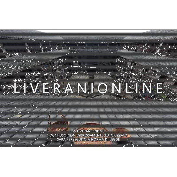 (121122) -- GANZHOU, Nov. 22, 2012 () -- Photo taken on Nov. 21, 2012 shows the interior view of a walled village in Yangcun Village of Longnan County in Ganzhou City, east China\'s Jiangxi Province. This four-floor building has a history of over 320 years with a maximum accomodating capacity of 136 families. The Gannan (southern Jiangxi Province) Hakka walled villages, a special architectural type, was included into China\'s World Cultural Heritage Tentative List on Nov. 17, 2012. The whole structure of the building resembles a small fortified city, containing halls, storehouses and living areas. It is regarded as the \'cradle of Hakka\'. According to official statistics, there are over 600 such buildings in Gannan at present. (/Song Zhenping) (mp) ©photoshot/AGENZIA ALDO LIVERANI SAS - ITALY ONLY - Il vecchio villaggio di Xinwei di Longnan County a Ganzhou City, a est della Cina provincia di Jiangxi, con un particolare tipo di architettura, e\' stato inserito nella lista del Patrimonio Culturale della Cina provvisorio il 17 novembre 2012