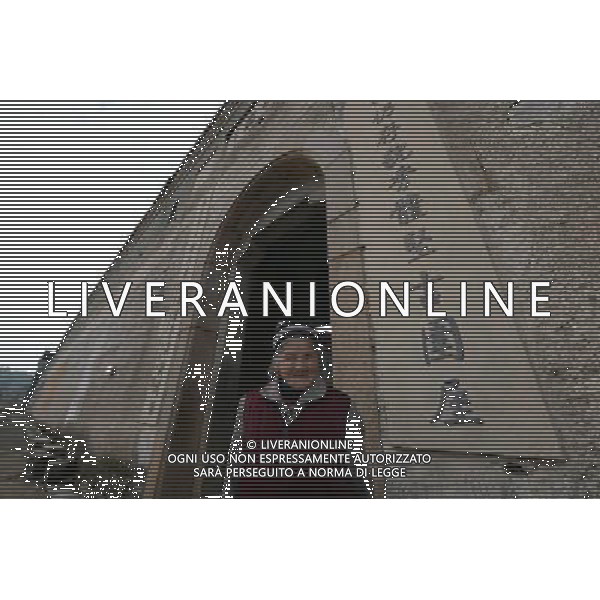 (121122) -- GANZHOU, Nov. 22, 2012 () -- An old woman welcomes guests at the gate of a walled village in Xinwei Village of Longnan County in Ganzhou City, east China\'s Jiangxi Province, Nov. 20, 2012. The Gannan (southern Jiangxi Province) Hakka walled villages, a special architectural type, was included into China\'s World Cultural Heritage Tentative List on Nov. 17, 2012. The whole structure of the building resembles a small fortified city, containing halls, storehouses and living areas. It is regarded as the \'cradle of Hakka\'. According to official statistics, there are over 600 such buildings in Gannan at present. (/Song Zhenping) (mp) ©photoshot/AGENZIA ALDO LIVERANI SAS - ITALY ONLY - Il vecchio villaggio di Xinwei di Longnan County a Ganzhou City, a est della Cina provincia di Jiangxi, con un particolare tipo di architettura, e\' stato inserito nella lista del Patrimonio Culturale della Cina provvisorio il 17 novembre 2012