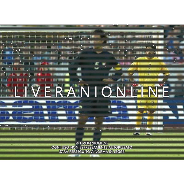Reykjavik 18/08/2004 Amichevole Islanda-Italia Nella foto: Nesta Alessandro con Buffon Gianluigi.* Ph Gianni Nucci/Aldo Liverani