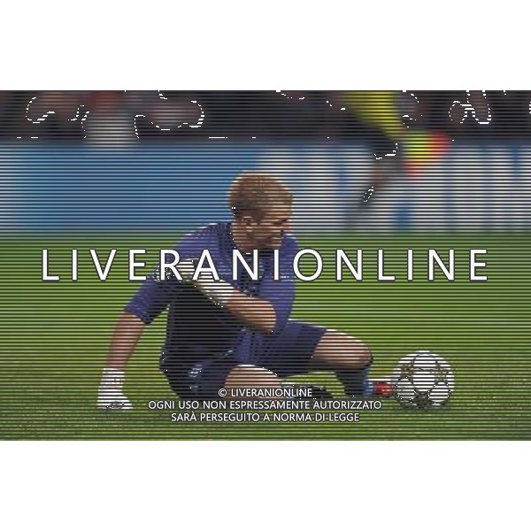 Joe Hart Punches the ball away in frustration after Real Madrid\'s 1st goal Manchester City 2012/13 Manchester City v Real Madrid 21/11/12 UEFA Champions League Photo: Robin Parker Fotosports International AG ALDO LIVERANI S A S ONLY ITALY