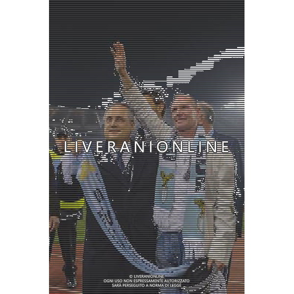 Roma - 22/11/2012 - Stadio Olimpico - Uefa Europa League 2012/2013 - Girone J - Lazio vs Tottenham - nella foto: Paul Gascoigne con il presiodente Claudio Lotito saluta i tifosi Â© Fabrizio Corradetti - Ag. Aldo Liverani sas