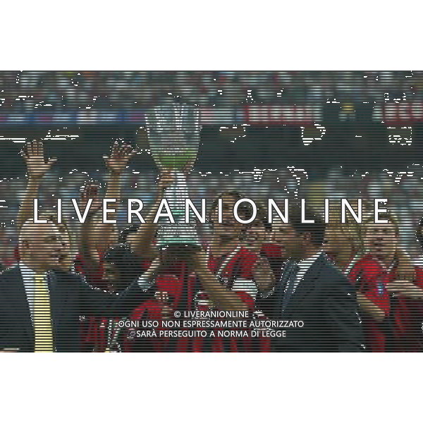 Milano Stadio di san Siro 21/08/2004 Milan - Lazio Supercoppa Italiana nella foto paolo maldini con la coppa foto filippo venezia/ag aldo liverani