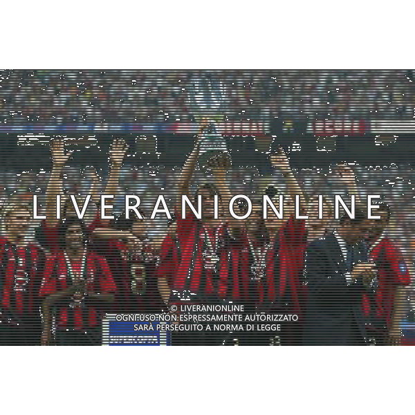 Milano Stadio di san Siro 21/08/2004 Milan - Lazio Supercoppa Italiana nella foto paolo maldini con la coppa foto filippo venezia/ag aldo liverani