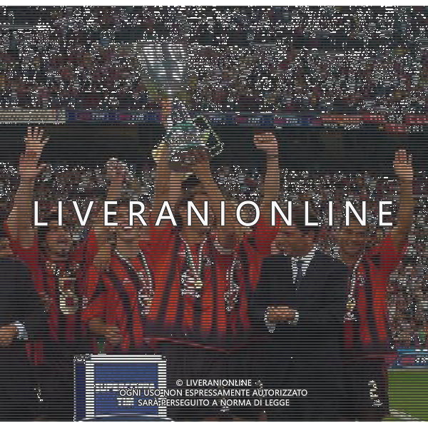 Milano Stadio di san Siro 21/08/2004 Milan - Lazio Supercoppa Italiana nella foto paolo maldini con la coppa foto filippo venezia/ag aldo liverani