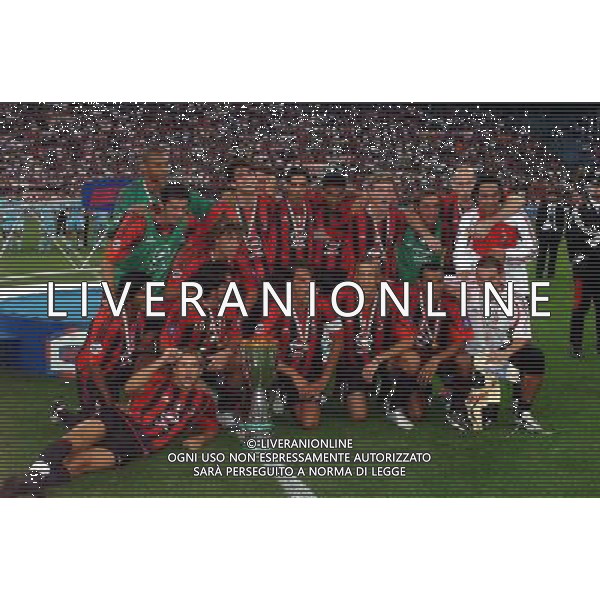 Milano Stadio di san Siro 21/08/2004 Milan - Lazio Supercoppa Italiana nella foto la squadra del milan vincitrice con la coppa foto filippo venezia/ag aldo liverani