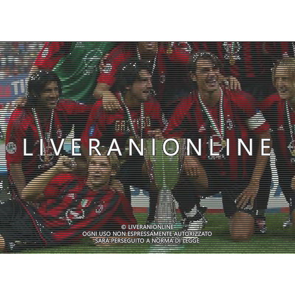 Milano Stadio di san Siro 21/08/2004 Milan - Lazio Supercoppa Italiana nella foto i giocatori del milan vincitori con la coppa foto filippo venezia/ag aldo liverani