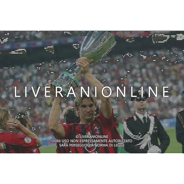 Milano Stadio di san Siro 21/08/2004 Milan - Lazio Supercoppa Italiana nella foto andriy shevchenko con la coppa foto filippo venezia/ag aldo liverani