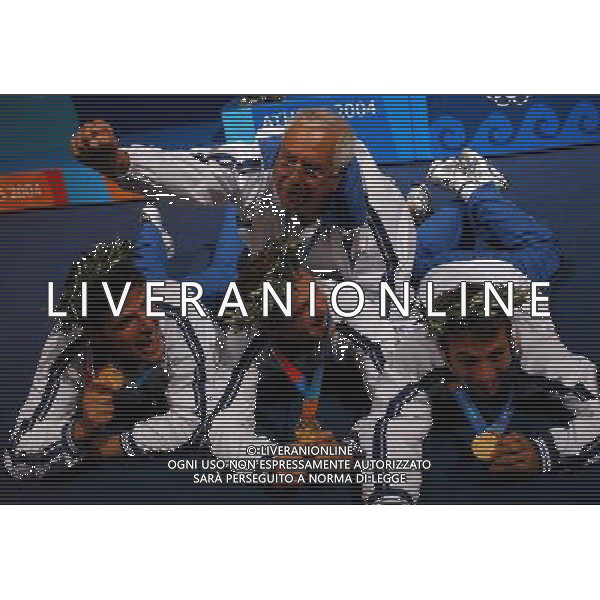OLIMPIADI ATENE 21/08/2004 FIORETTO A SQUADRE MEDAGLIA D\'ORO ANDREA CASSARA\', SALVATORE SANZO E VANNI SIMONE FOTO MARCO LUZZANI/AG ALDO LIVERANI