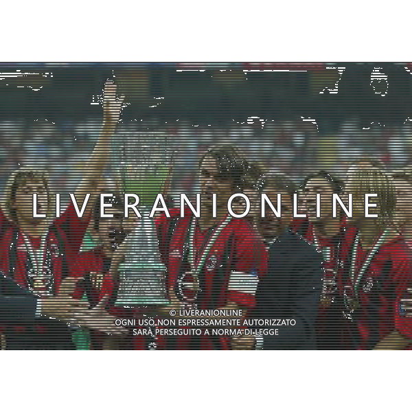 milano21/08/2004 super coppa tim 2004 milan - lazio nella foto Maldini Paolo alza la coppa ag. aldo liverani-venezia 