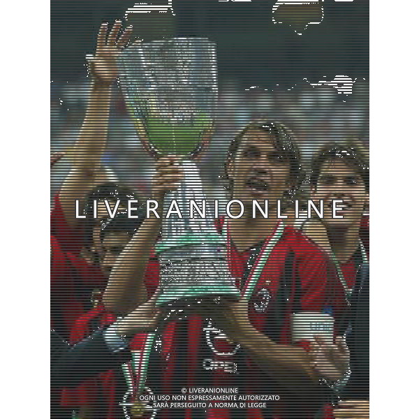 milano21/08/2004 super coppa tim 2004 milan - lazio nella foto Maldini Paolo alza la coppa ag. aldo liverani-venezia 