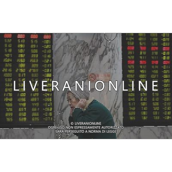 (121127) -- SHANGHAI, Nov. 27, 2012 () -- An investor is seen in front of an electronic board showing stock information at a stock trading hall in Shanghai, east China, Nov. 27, 2012. Chinese stocks continued to fall Tuesday, with the benchmark Shanghai Composite Index dipping 1.3 percent, or 26.3 points, to end at 1,991.17, the lowest level since February 2009. The Shenzhen Component Index closed at 7,936.74, down 79.33 points, or 0.99 percent. (/Pei Xin) (ry) ©photoshot/AGENZIA ALDO LIVERANI SAS - ITALY ONLY - Tabellone luminoso elettronico che mostra le informazioni dei cambi della borsa a Shanghai, Cina 27 Novembre 2012.