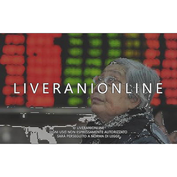 (121127) -- SHANGHAI, Nov. 27, 2012 () -- An investor looks at an electronic board showing stock information at a stock trading hall in Shanghai, east China, Nov. 27, 2012. Chinese stocks continued to fall Tuesday, with the benchmark Shanghai Composite Index dipping 1.3 percent, or 26.3 points, to end at 1,991.17, the lowest level since February 2009. The Shenzhen Component Index closed at 7,936.74, down 79.33 points, or 0.99 percent. (/Zhu Lan) (ry) ©photoshot/AGENZIA ALDO LIVERANI SAS - ITALY ONLY - Tabellone luminoso elettronico che mostra le informazioni dei cambi della borsa a Shanghai, Cina 27 Novembre 2012.