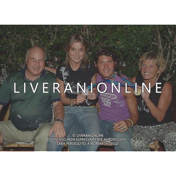 LIVORNO, 21 LUGLIO 2004 RITORNO DALLE OLIMPIADI DI ALDO MONTANO NELLA FOTO: ALDO MONTANO CON IL PADRE MARIO LA SORELLA ALESSANDRA E LA MAMMA PAOLA FOTO:BIZZI./AG ALDO LIVERANI