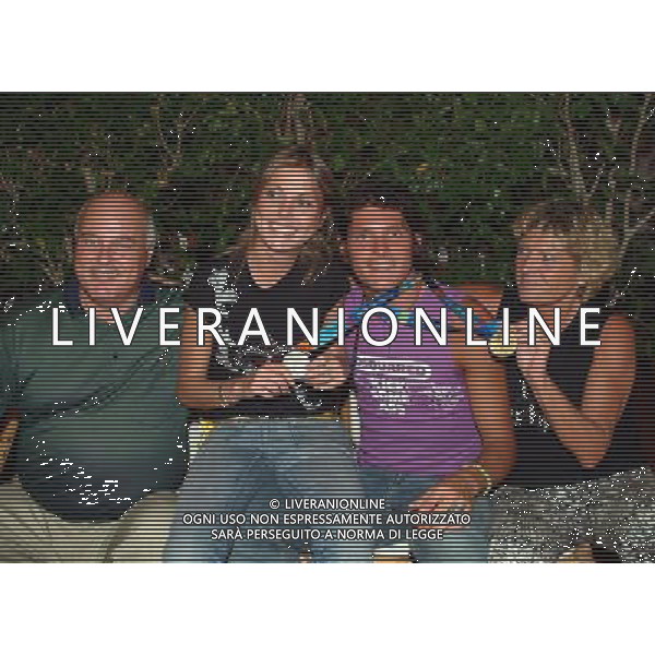 LIVORNO, 21 LUGLIO 2004 RITORNO DALLE OLIMPIADI DI ALDO MONTANO NELLA FOTO: ALDO MONTANO CON IL PADRE MARIO LA SORELLA ALESSANDRA E LA MAMMA PAOLA FOTO:BIZZI./AG ALDO LIVERANI