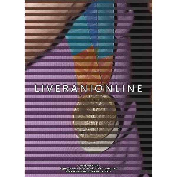 LIVORNO, 21 LUGLIO 2004 RITORNO DALLE OLIMPIADI DI ALDO MONTANO NELLA FOTO: ALDO MONTANO CON LE MEDAGLIE OLIMPICHE FOTO:BIZZI./AG ALDO LIVERANI