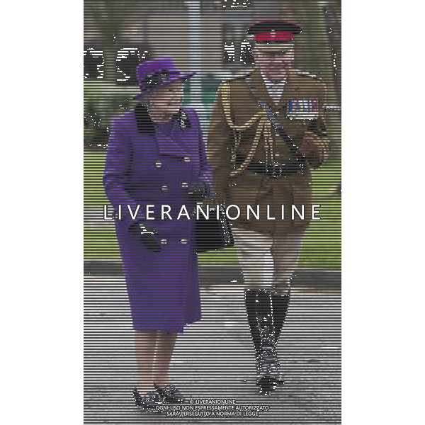 H.M. The Queen meeting members of the Household Cavalry at Combermere Barracks in Windsor. Picture David Parker 26/11/12 N.P.A. ROTA ©photoshot/AGENZIA ALDO LIVERANI SAS - ITALY ONLY - REALI INGLESI: La Regina Elisabetta II incontra i membri della Household Cavalry Barracks a Combermere a Windsor, 26/11/2012