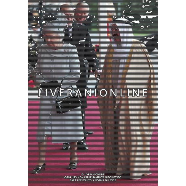 Emir of Kuwait, Sheikh Sabah al-Ahmad al-Sabah (R), is greeted by Britain\'s Queen Elizabeth II as he officially arrived in Windsor, west of London, on November 26, 2012, during his state visit to the United Kingdom. ©photoshot/AGENZIA ALDO LIVERANI SAS - ITALY ONLY - La Visita di Stato dell\'emiro dello Stato del Kuwait, alla Regina Elisabetta II d\'inghilterra al Castello di Windsor, Berkshire, Regno Unito - 27 Novembre 2012