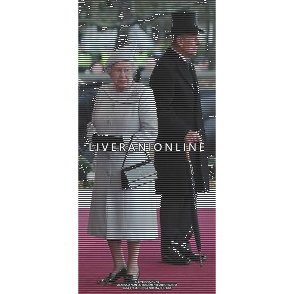 Britain\'s Queen Elizabeth II (L) and Prince Philip, the Duke of Edinburgh (R), await the arrival of the Emir of Kuwait, Sheikh Sabah al-Ahmad al-Sabah (R), before his official arrival in Windsor, west of London, on November 26, 2012, during his state visit to the United Kingdom. The Emir of Kuwait is on a state visit to Britian. ©photoshot/AGENZIA ALDO LIVERANI SAS - ITALY ONLY - La Visita di Stato dell\'emiro dello Stato del Kuwait, alla Regina Elisabetta II d\'inghilterra al Castello di Windsor, Berkshire, Regno Unito - 27 Novembre 2012