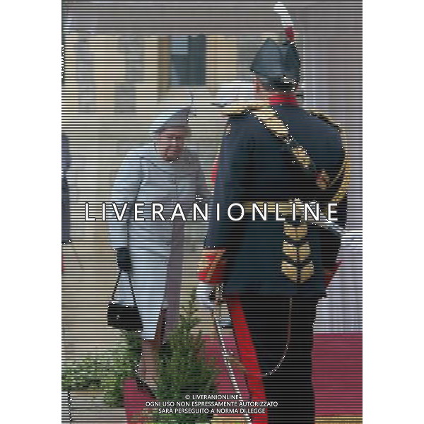 Queen Elizabeth II walking at Windsor Castle during the first day of the Amir of Kuwait\'s State Visit to the UK. ©photoshot/AGENZIA ALDO LIVERANI SAS - ITALY ONLY - La Visita di Stato dell\'emiro dello Stato del Kuwait, alla Regina Elisabetta II d\'inghilterra al Castello di Windsor, Berkshire, Regno Unito - 27 Novembre 2012