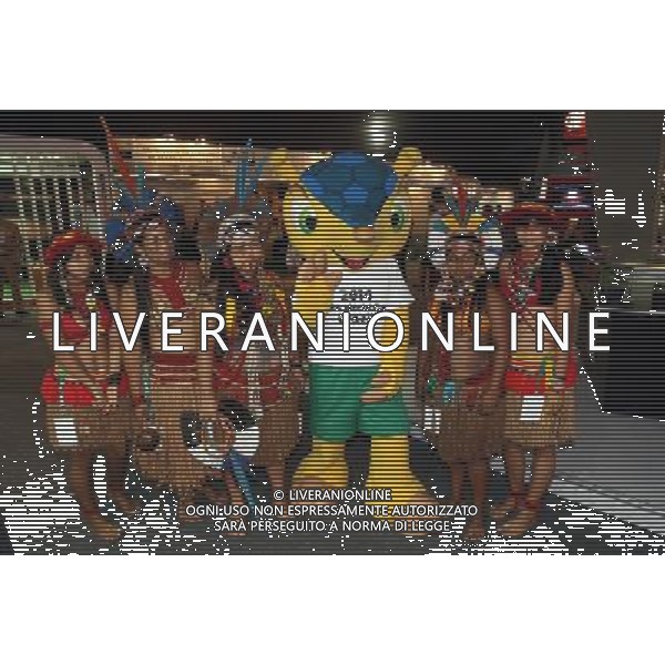 (121127) -- RIO DE JANEIRO, Nov. 27, 2012 () -- Women pose with \'Fuleco\' armadillo mascot of the 2014 World Cup during the opening ceremony of the Soccerex 2012 Soccer Business Fair in Rio de Janeiro, Brazil, on Nov. 26, 2012. (/Celso Arena) ©photoshot/AGENZIA ALDO LIVERANI SAS - ITALY ONLY - L\'ex attaccante brasiliano Ronaldo durante la cerimonia di apertura del Soccerex 2012 la fiera commerciale del calcio a Rio de Janeiro, Brasile, il 26 novembre 2012.