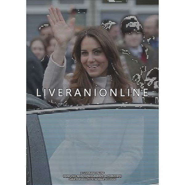 CAMBRIDGE, CAMBRIDGESHIRE - NOVEMBER 28: Catherine, Duchess of Cambridge waves as she leaves Manor School as she pays an official visit to Cambridge with Prince William, Duke of Cambridge on November 28, 2012 in Cambridge, Cambridgeshire. /AGENZIA ALDO LIVERANI SAS/ITALY ONLY - EDITORIAL USE ONLY