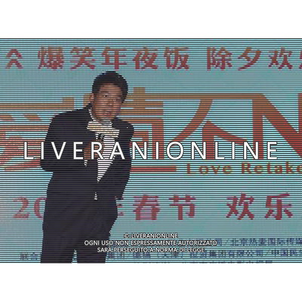 (121129) -- BEIJING, Nov. 29, 2012 () -- Director Zhu Shimao introduces his new movie \'Love Retake\' at the movie\'s press conference in Beijing, capital of China, Nov. 29, 2012. The film will be released during 2013 Spring Festival in Chinese Mainland.(/Hou Dongtao) (wjq) /AGENZIA ALDO LIVERANI SAS/ITALY ONLY - EDITORIAL USE ONLY