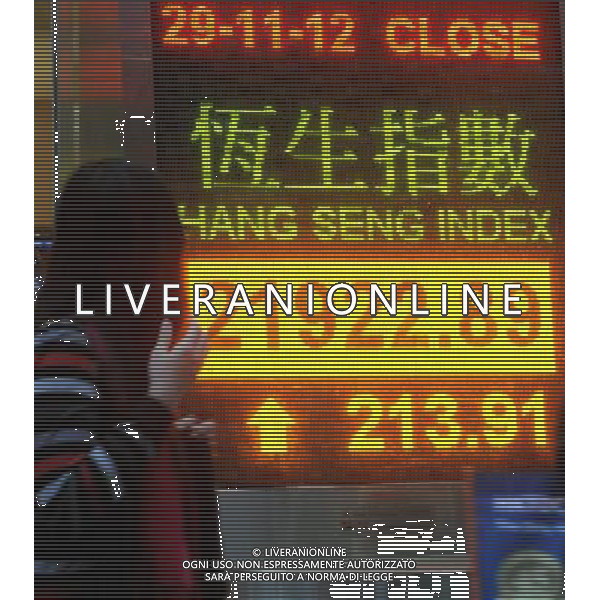 (121129) -- HONG KONG, Nov. 29, 2012 () -- A pedestrian walks past an electronic board showing the Hang Seng Index in Hong Kong, South China, Nov. 29, 2012. Hong Kong\'s benchmark Hang Seng Index increased 213.91 points to close at 21,922.89 points on Thursday. (/Wong Pun Keung) (zn) /AGENZIA ALDO LIVERANI SAS/ITALY ONLY - EDITORIAL USE ONLY