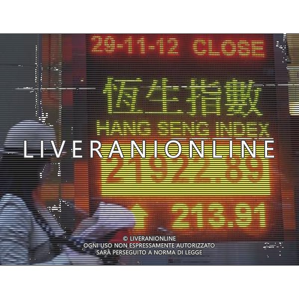 (121129) -- HONG KONG, Nov. 29, 2012 () -- A pedestrian walks past an electronic board showing the Hang Seng Index in Hong Kong, South China, Nov. 29, 2012. Hong Kong\'s benchmark Hang Seng Index increased 213.91 points to close at 21,922.89 points on Thursday. (/Wong Pun Keung) (zn) /AGENZIA ALDO LIVERANI SAS/ITALY ONLY - EDITORIAL USE ONLY