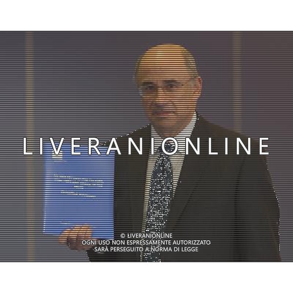 Lord Leveson publishes his report into Press standards. Lord Leveson holds a summary of the report. /AGENZIA ALDO LIVERANI SAS/ITALY ONLY - EDITORIAL USE ONLY