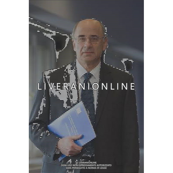 Lord Leveson publishes his report into Press standards. Lord Leveson holds a summary of the report. /AGENZIA ALDO LIVERANI SAS/ITALY ONLY - EDITORIAL USE ONLY