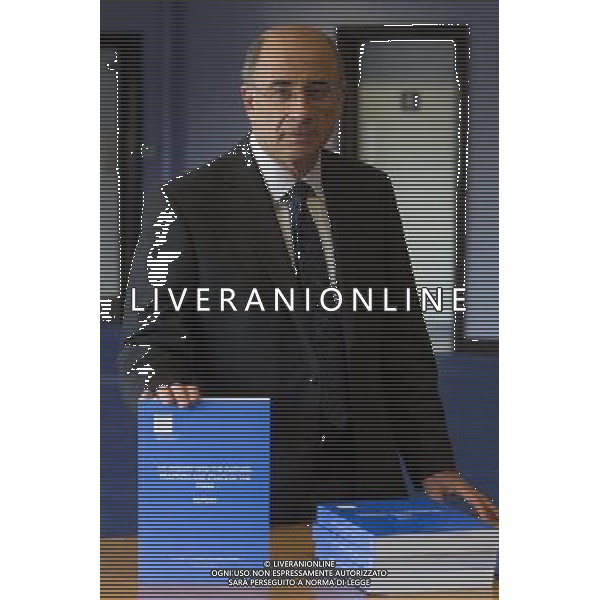 Lord Leveson publishes his report into Press standards. Lord Leveson with the report. /AGENZIA ALDO LIVERANI SAS/ITALY ONLY - EDITORIAL USE ONLY