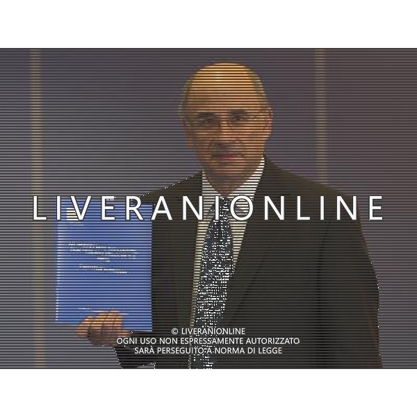 Lord Leveson publishes his report into Press standards. Lord Leveson holds a summary of the report. /AGENZIA ALDO LIVERANI SAS/ITALY ONLY - EDITORIAL USE ONLY