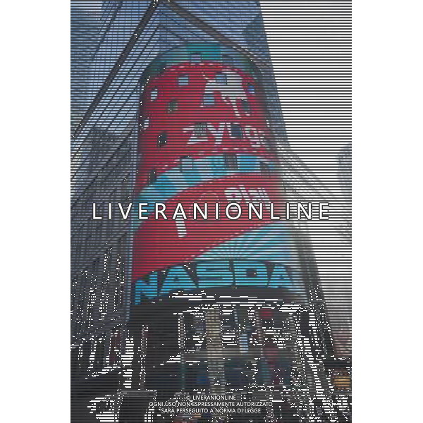 The electronic display of the NASDAQ stock exchange in New York is decorated for the IPO of the game developer Zynga on Friday, December 16, 2011. The stock debuted to an underwhelming reception gaining only a few cents over the initial offering. (å Richard B. Levine) ©photoshot/Agenzia Aldo Liverani Sas - ITALY ONLY - Il display elettronico del Nasdaq a New York mostra Zynga la societa\' specializzata nello sviluppo di videogiochi, il suo debutto in borsa e\' stato molto deludente guadagnando solo pochi centesimi sopra l\'offerta iniziale.