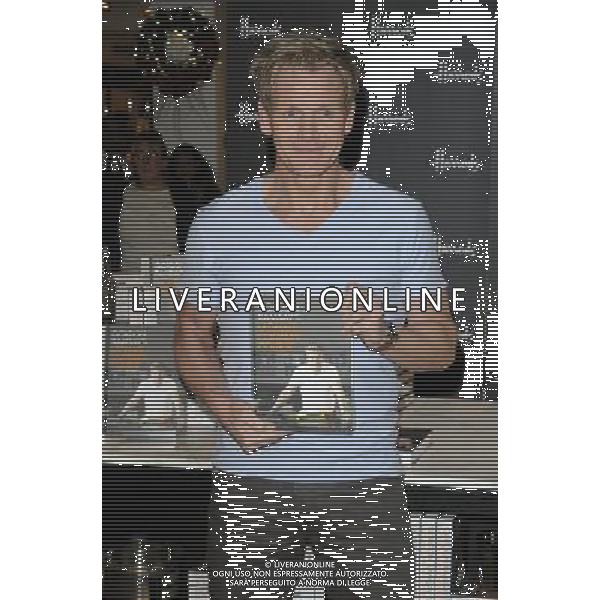Gordon Ramsay attended his booksigning session to promote his new book \'Ultimate Cookery Course\', Harrods, Brompton Rd., Knightsbridge, London, England, Fri/23rd/Nov/2012. AG ALDO LIVERANI S A S ONLY ITALY