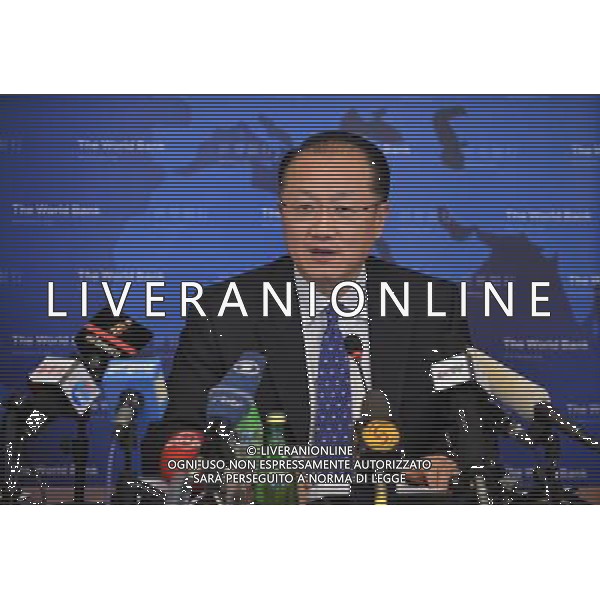 (121130) -- BEIJING, Nov. 30, 2012 () -- World Bank Group President Jim Yong Kim speaks to journalists at a press conference in Beijing, capital of China, Nov. 30, 2012. (/Li Xin) (zn) ©photoshot/AGENZIA ALDO LIVERANI SAS - ITALY ONLY - Conferenza stampa del Gruppo della Banca Mondiale a Pechino, capitale della Cina, 30 novembre, 2012.