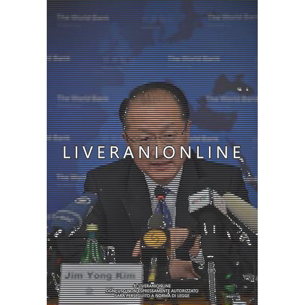 (121130) -- BEIJING, Nov. 30, 2012 () -- World Bank Group President Jim Yong Kim speaks to journalists at a press conference in Beijing, capital of China, Nov. 30, 2012. (/Li Xin) (zn) ©photoshot/AGENZIA ALDO LIVERANI SAS - ITALY ONLY - Conferenza stampa del Gruppo della Banca Mondiale a Pechino, capitale della Cina, 30 novembre, 2012.