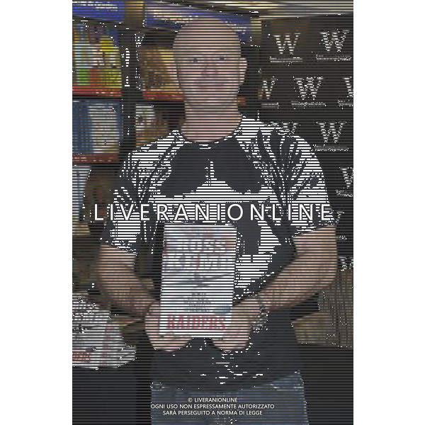 Ross Kemp at a Signing of his new book \'Raiders: WWII Britain\'s Most Daring Special Operations\' at Waterstones, Bluewater Shopping Centre, Greenhithe, Kent on Monday 3 December 2012. AG ALDO LIVERANI S A S ONLY ITALY