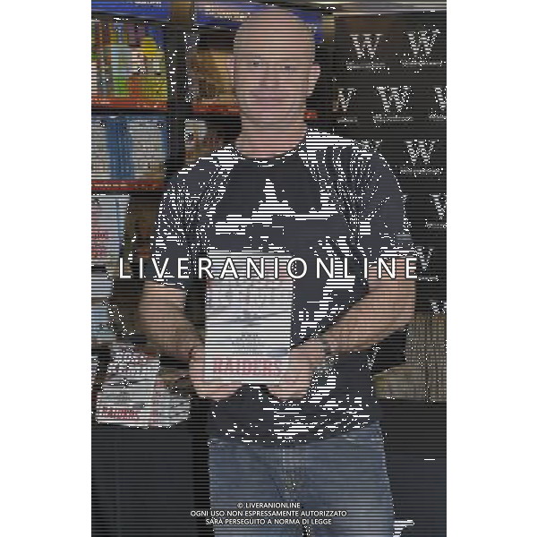 Ross Kemp at a Signing of his new book \'Raiders: WWII Britain\'s Most Daring Special Operations\' at Waterstones, Bluewater Shopping Centre, Greenhithe, Kent on Monday 3 December 2012. AG ALDO LIVERANI S A S ONLY ITALY