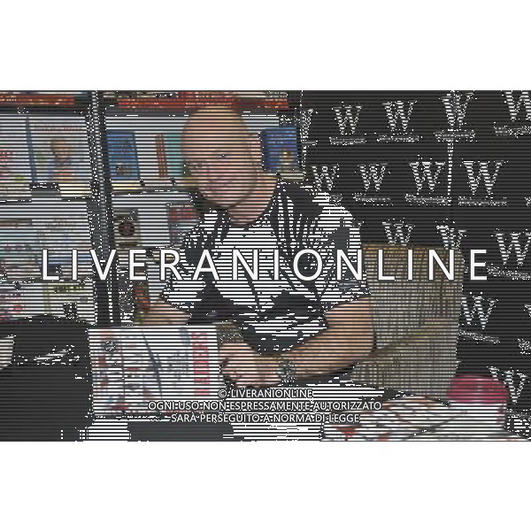 Ross Kemp at a Signing of his new book \'Raiders: WWII Britain\'s Most Daring Special Operations\' at Waterstones, Bluewater Shopping Centre, Greenhithe, Kent on Monday 3 December 2012. AG ALDO LIVERANI S A S ONLY ITALY